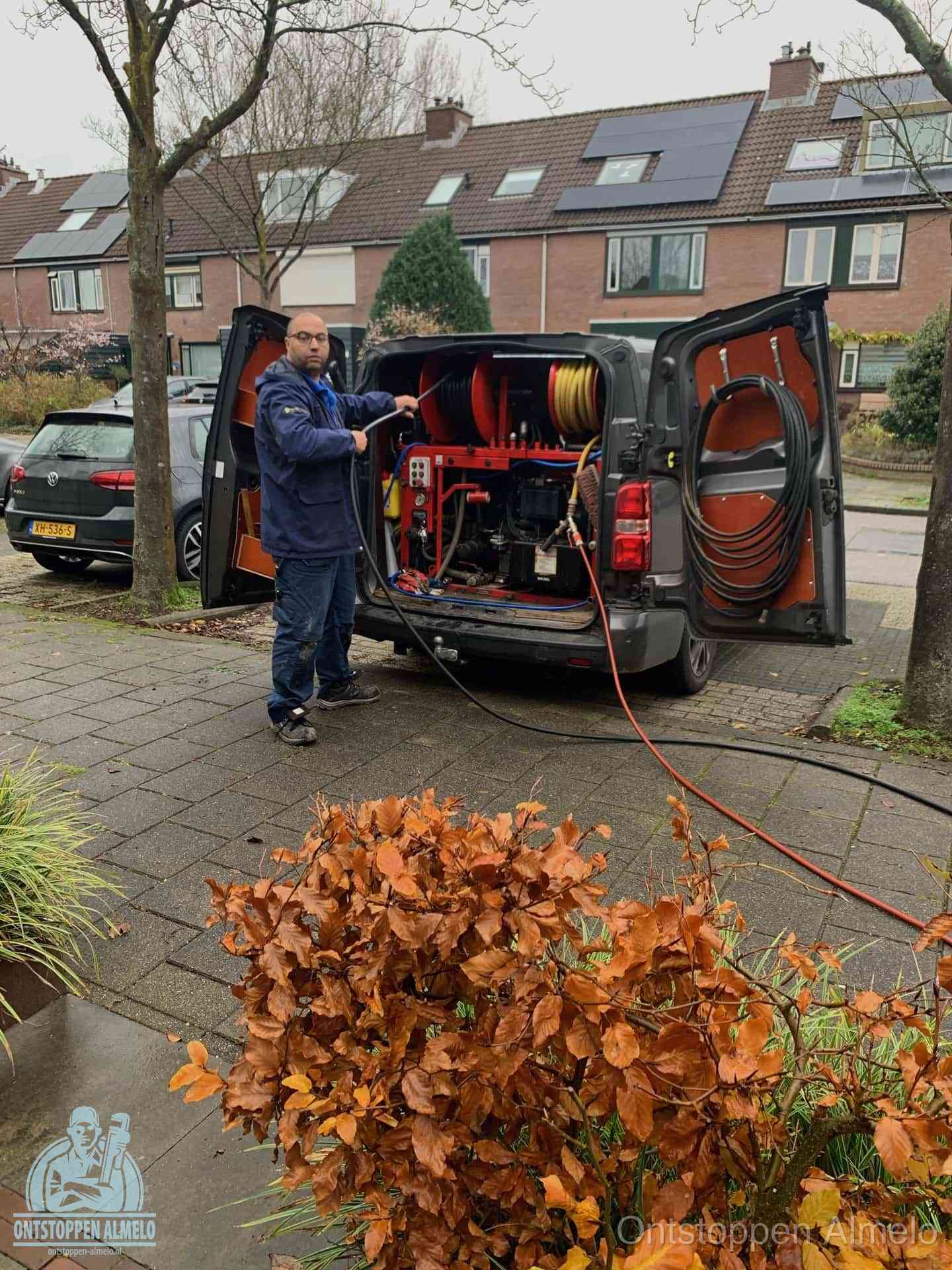 Rioolservice in de wijk in Almelo