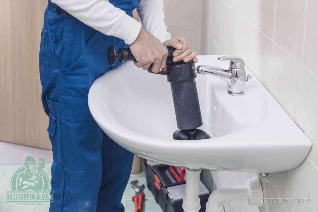 Een te ruwe doe-het-zelf poging met een hand-pomp op de afvoer van een badkamer-wastafel, een van de veelgemaakte fouten bij afvoer ontstoppen in Almelo