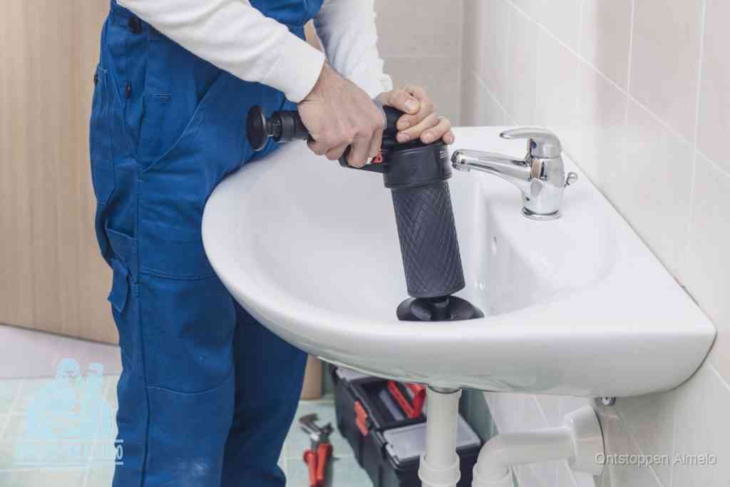 Een te ruwe doe-het-zelf poging met een handmatige perslucht-ontstopper op een sanitair-afvoer, een van de veelgemaakte fouten bij wc ontstoppen in Almelo